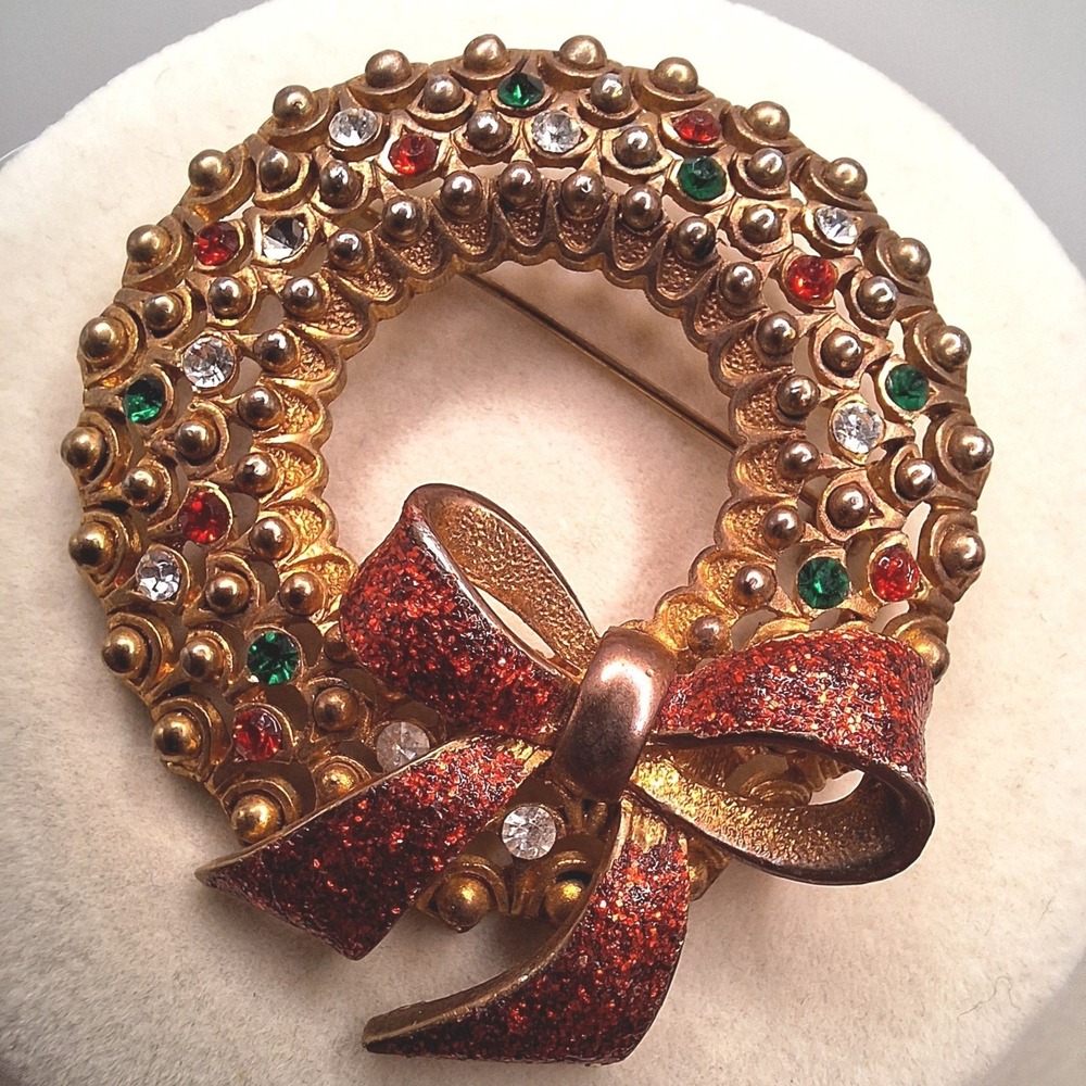 Vintage holiday wreath brooch rhinestones red green clear mid century gold tone